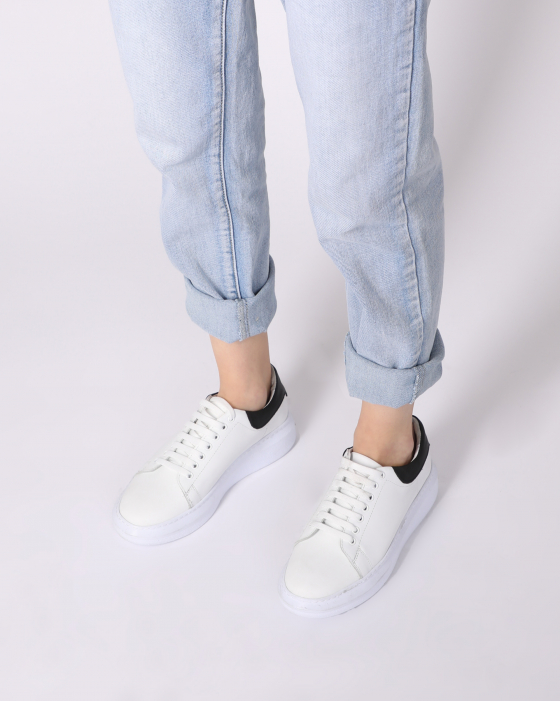 Białe sneakersy ze skóry naturalnej D016LEWHOSP048