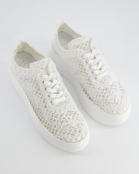 BIAŁE SNEAKERSY Z MATERIAŁU IZM-HEJ503S WHIT